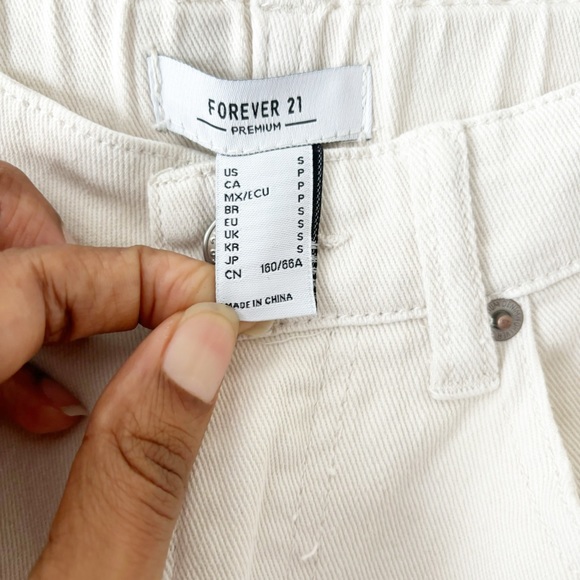 Forever 21 Cream Cargo Shorts Size Small NWOT - Picture 2 of 3